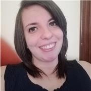 Ragazza diplomata impartisce lezioni di italiano per ragazzi di scuola elementare e media